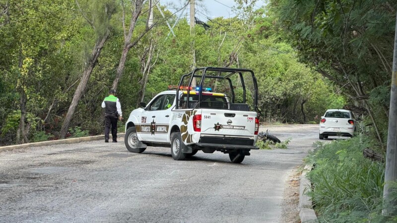 Fallece una mujer en un accidente en moto en la carretera Punta Sam-Cancún; camión involucrado se dio a la fuga