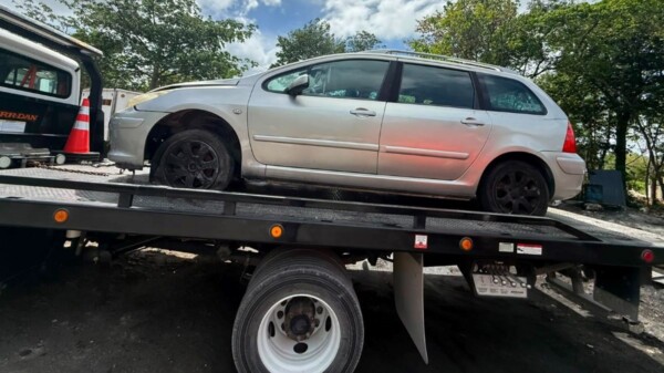 Recuperan en una chatarrera tres vehículos robados en Cancún; investiga la FGE posible red de comercialización ilegal