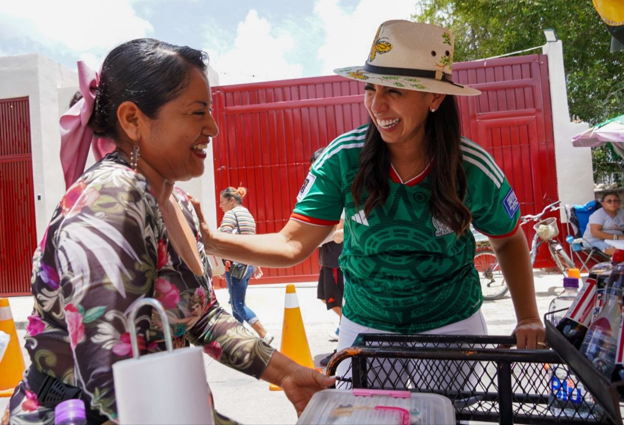 Marybel Villegas reafirma en las calles de Cancún su decisión de construir un nuevo capítulo para Quintana Roo. Entre comerciantes y familias de Cancún, Marybel Villegas refrenda su apuesta por Quintana Roo y envía respaldo al Tri.