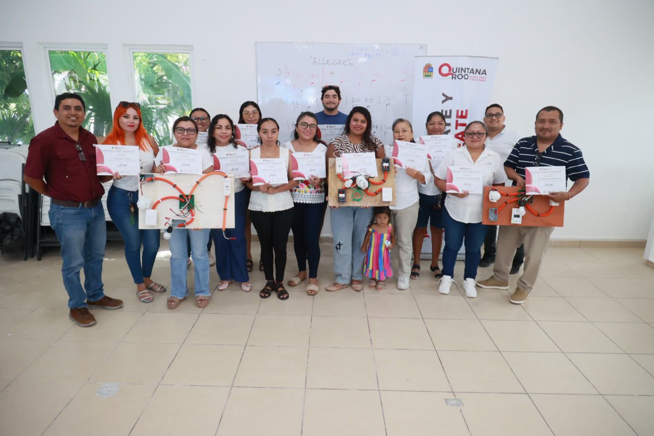 Concluyen con éxito cursos gratuitos de Electricidad Básica e Instalación de Tablarroca en Isla Mujeres