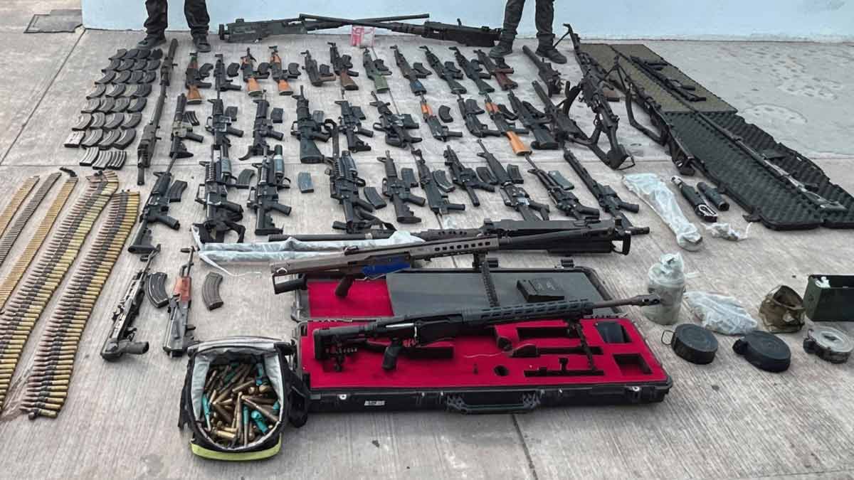 Autoridades aseguran potente arsenal de armamento militar en la región serrana de Sinaloa