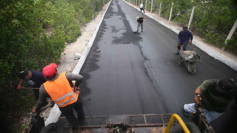 Gobierno Municipal continúa con la pavimentación de calles en Isla Mujeres