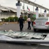 Colapsa instalación metálica en acceso a la Terminal 1 del AICM y lesiona a una mujer