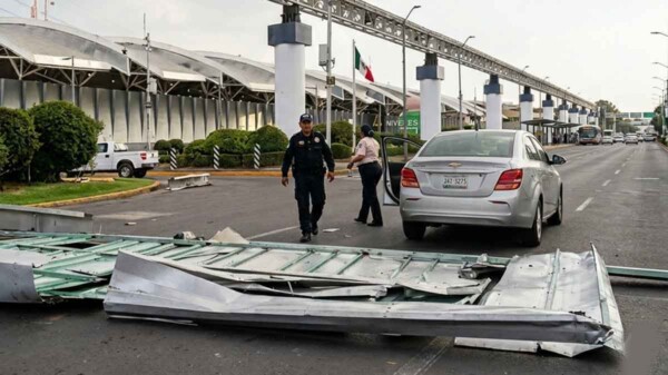 Colapsa instalación metálica en acceso a la Terminal 1 del AICM y lesiona a una mujer