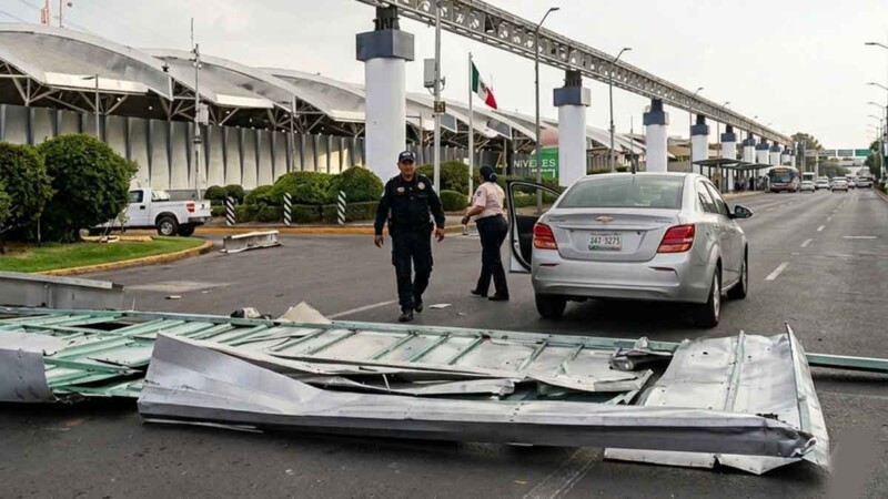 Colapsa instalación metálica en acceso a la Terminal 1 del AICM y lesiona a una mujer