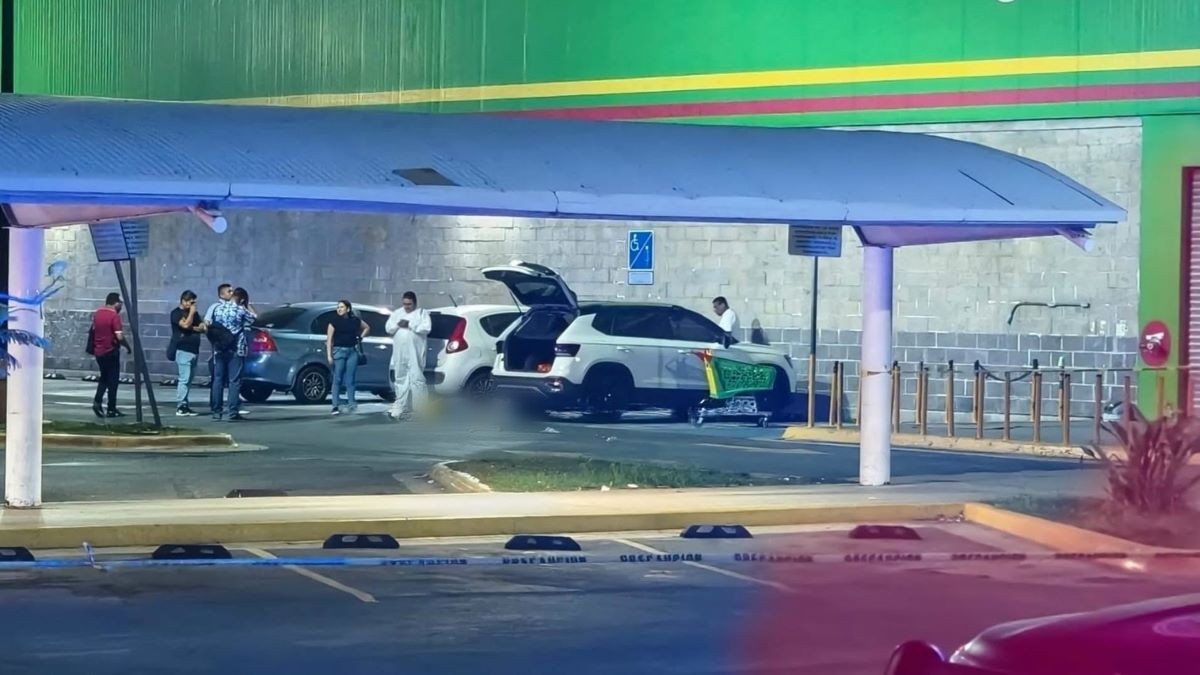 Ataque armado en Playa del Carmen deja un hombre muerto en estacionamiento de supermercado