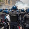 Policías frenan avance de la CNTE hacia el Zócalo, dos maestros resultaron lesionados