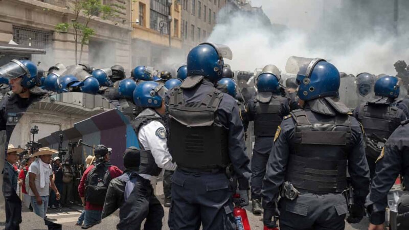 Policías frenan avance de la CNTE hacia el Zócalo, dos maestros resultaron lesionados