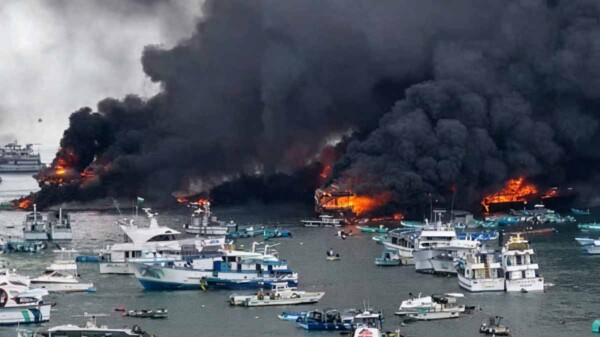 Voraz incendio arrasa con embarcaciones pesqueras en puerto de Ecuador