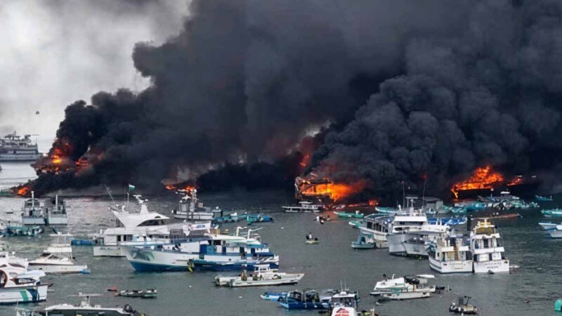 Voraz incendio arrasa con embarcaciones pesqueras en puerto de Ecuador