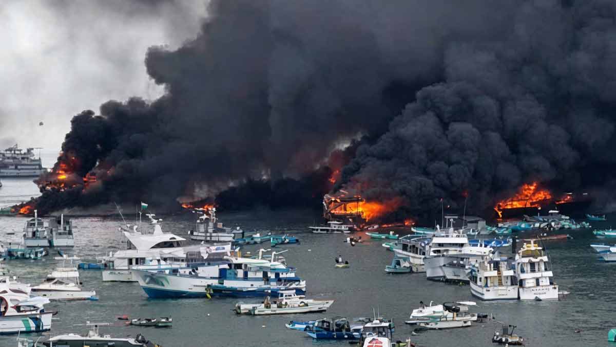 Voraz incendio arrasa con embarcaciones pesqueras en puerto de Ecuador