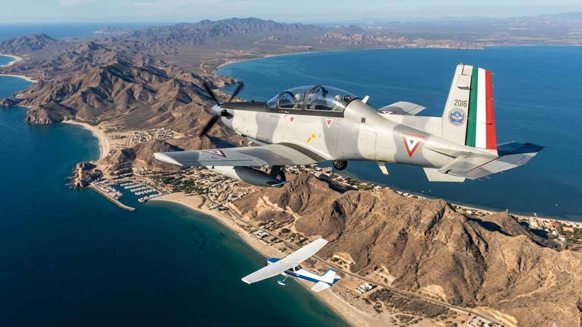 Sedena intercepta aeronave cargada con presunta cocaína y armamento en Baja California