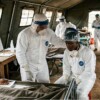 Brote de ébola empieza a diezmar a trabajadores de la salud, van siete muertes