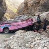 Mueren 40 pasajeros tras caer un autobús a un barranco en Pakistán