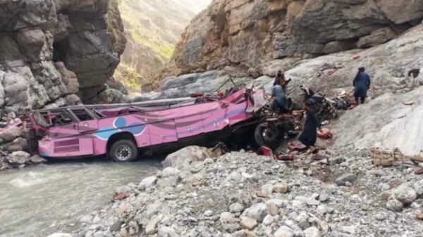 Mueren 40 pasajeros tras caer un autobús a un barranco en Pakistán