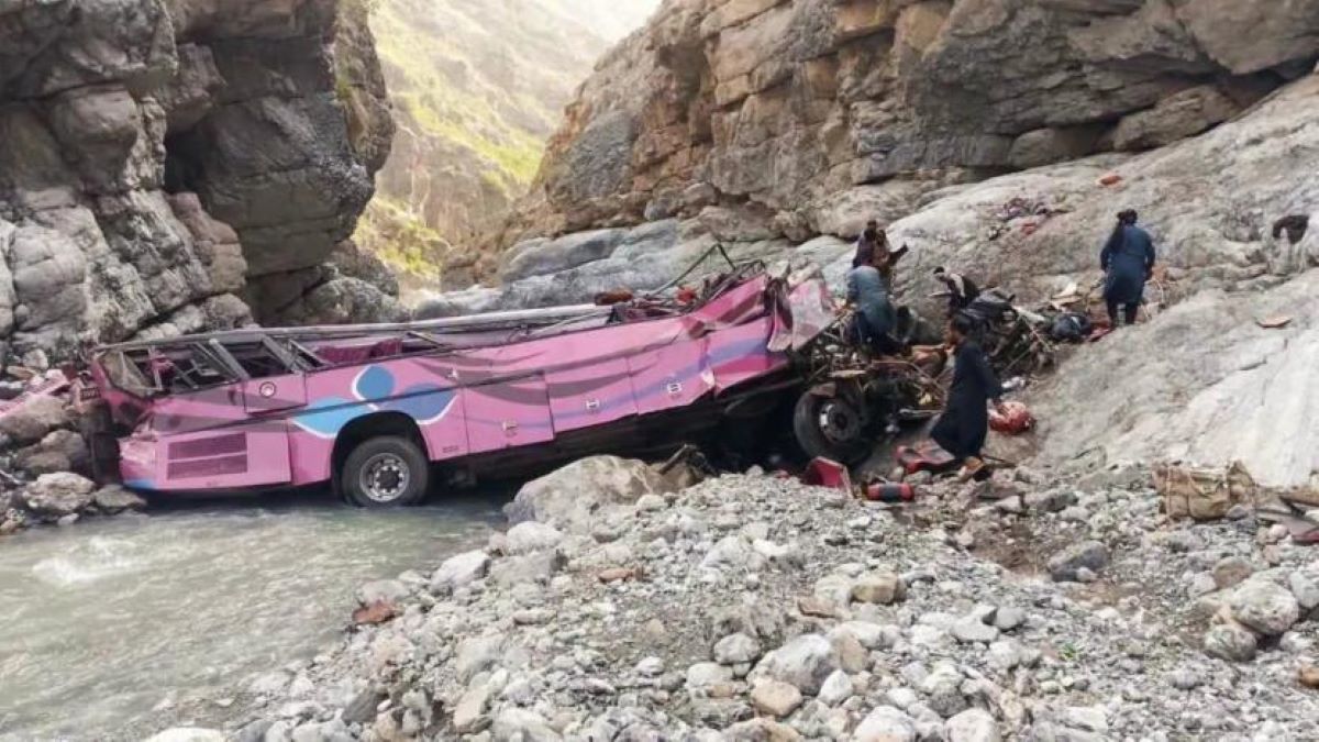 Mueren 40 pasajeros tras caer un autobús a un barranco en Pakistán