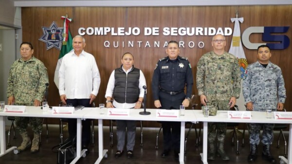 Tres policías turísticos enfrentan proceso por presunta extorsión a extranjeros en Cancún.