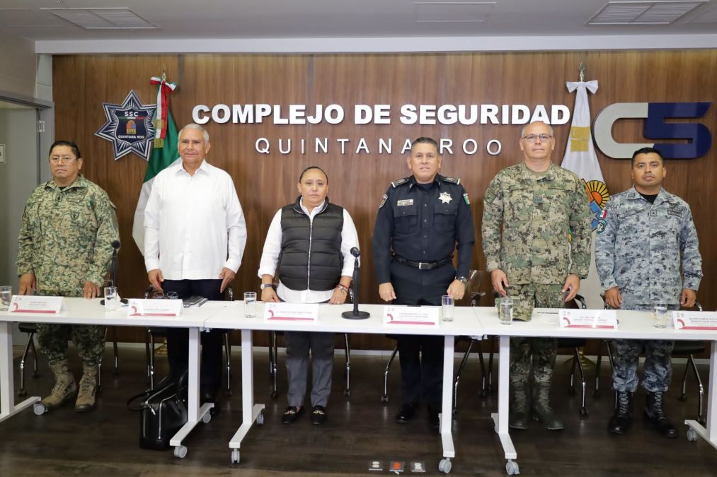 Tres policías turísticos enfrentan proceso por presunta extorsión a extranjeros en Cancún.