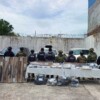 Aseguran tres camionetas con armas, droga y equipo táctico en una brecha de Bacalar