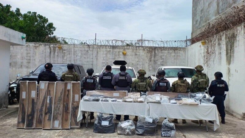 Aseguran tres camionetas con armas, droga y equipo táctico en una brecha de Bacalar