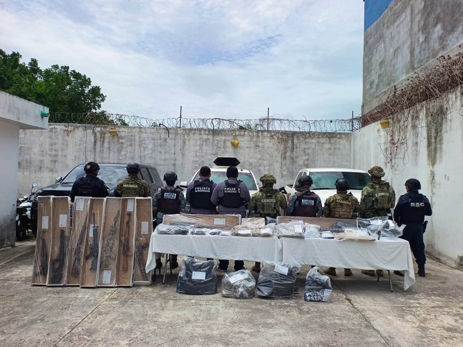 Aseguran tres camionetas con armas, droga y equipo táctico en una brecha de Bacalar