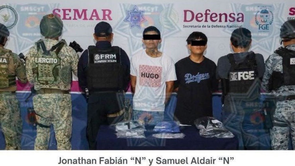 Detienen a dos jóvenes por delitos contra la salud y recuperan moto con reporte de robo en Cancún