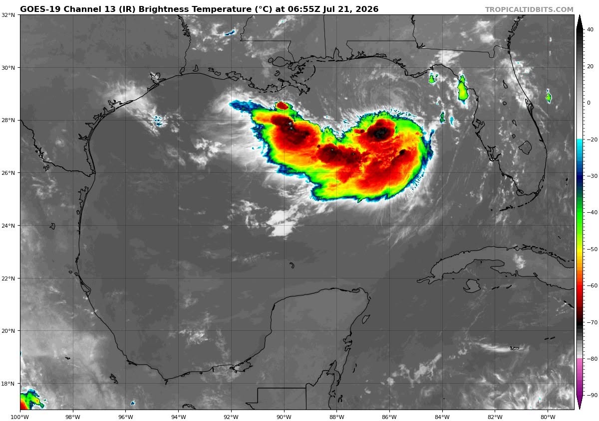 Cielo medio nublado a nublado con lluvias e intervalos de chubascos acompañados con descargas eléctricas en Campeche, Yucatán y Quintana Roo.