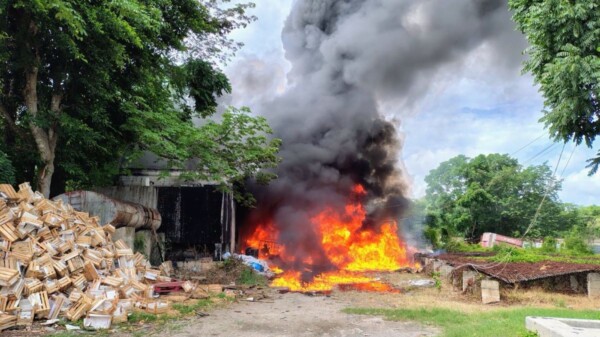 Incendio consume bodega con aceites y materiales inflamables en Kanasín