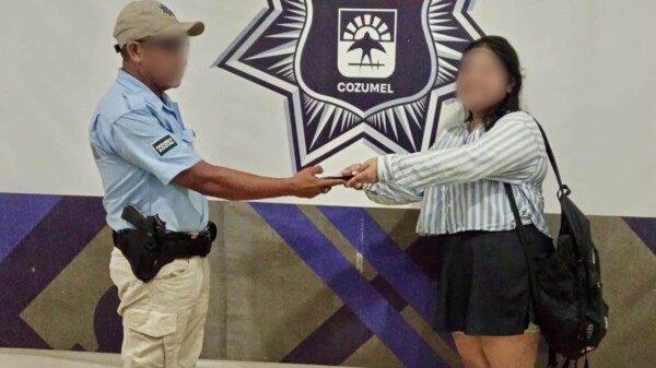 Turistas recuperan teléfono extraviado con apoyo de policías en Cozumel