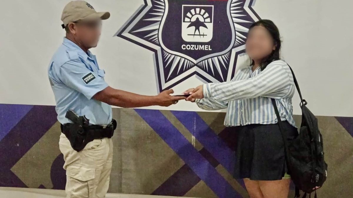 Turistas recuperan teléfono extraviado con apoyo de policías en Cozumel