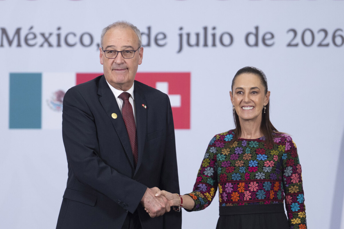 La Presidenta Claudia Sheinbaum Pardo, y el Presidente de Suiza, Guy Parmelin se dan la mano durante el encuentro de hoy en Palacio Nacional.