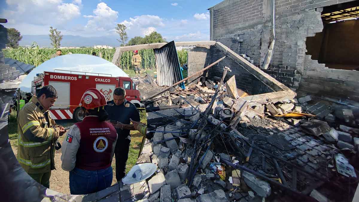Muere una persona tras explosión en presunto almacén de pirotecnia en Chalco