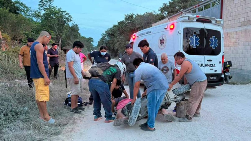 Hombre resulta severamente lesionado tras accidente de moto en colonia de Cancún