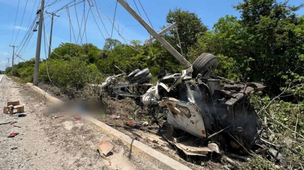 Fatal accidente carretero en Xel-Ha deja dos personas sin vida
