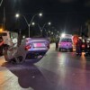Camioneta impacta a automóvil y lo hace volcar en la SM 94 de Cancún