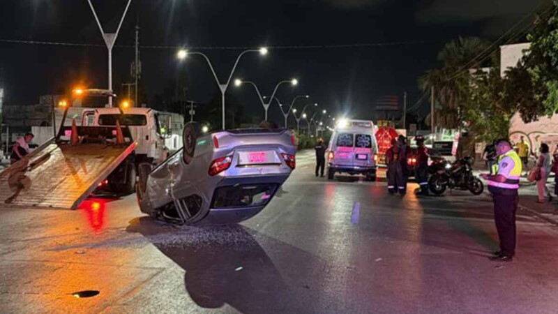 Camioneta impacta a automóvil y lo hace volcar en la SM 94 de Cancún
