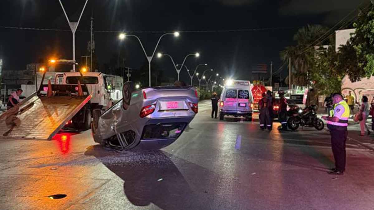 Camioneta impacta a automóvil y lo hace volcar en la SM 94 de Cancún