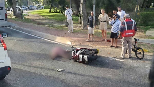 Motociclista derrapa en zona hotelera de Cancún y resulta con severas lesiones