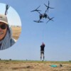 Agricultor usa enorme dron para viajar colgado entre sus cultivos