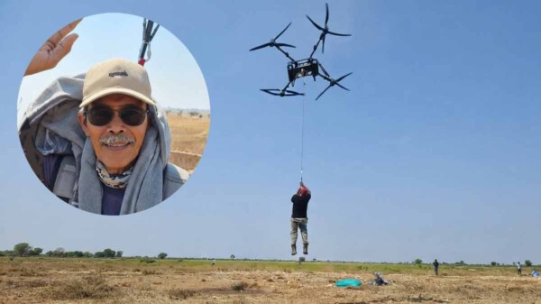 Agricultor usa enorme dron para viajar colgado entre sus cultivos
