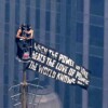Influencers despliegan pancarta pacifista en el Empire State y son detenidos