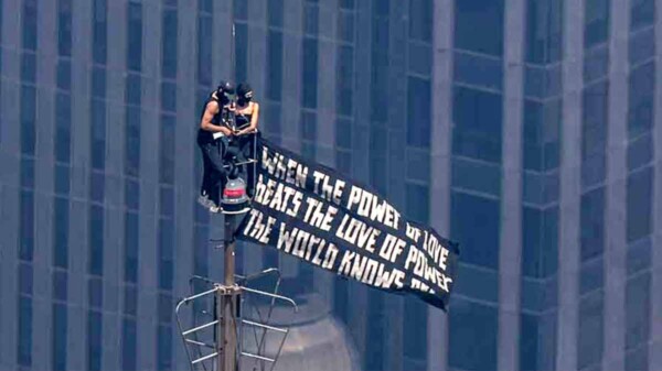 Influencers despliegan pancarta pacifista en el Empire State y son detenidos