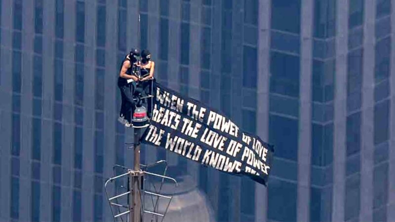 Influencers despliegan pancarta pacifista en el Empire State y son detenidos