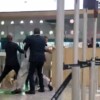 Grupo de pasajeros protagoniza violento altercado en el AICM