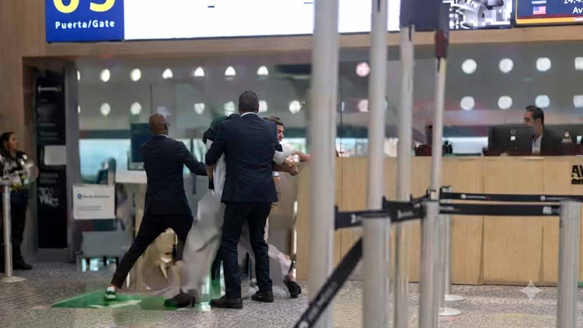 Grupo de pasajeros protagoniza violento altercado en el AICM