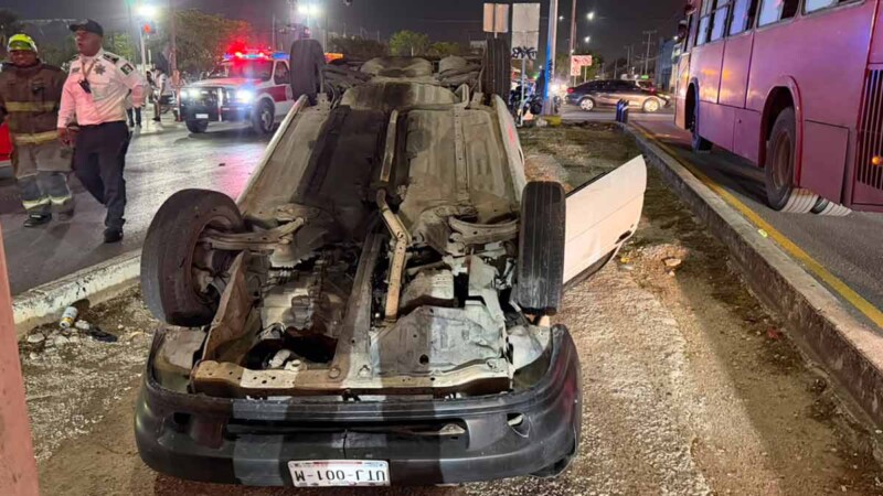 Aparatoso accidente entre dos vehículos provoca volcadura en la avenida Kabah de Cancún