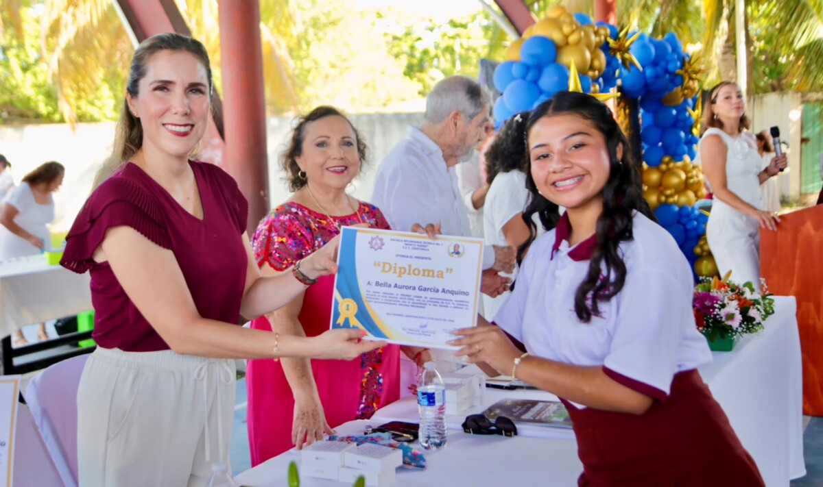 Atenea acompaña como Madrina de Generación a egresados de la Secundaria Técnica No. 1 “Benito Juárez”