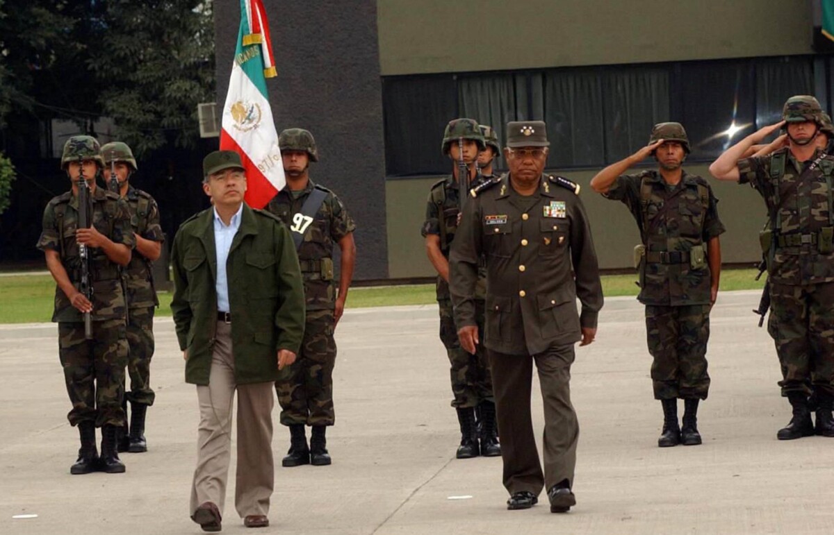 El ex presidente espurio declara la guerra al narco, buscando legitimarse, y nace el Comandante Borolas.