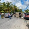 Conductor ebrio provoca aparatosa volcadura y daños, en Cancún