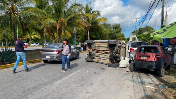 Conductor ebrio provoca aparatosa volcadura y daños, en Cancún